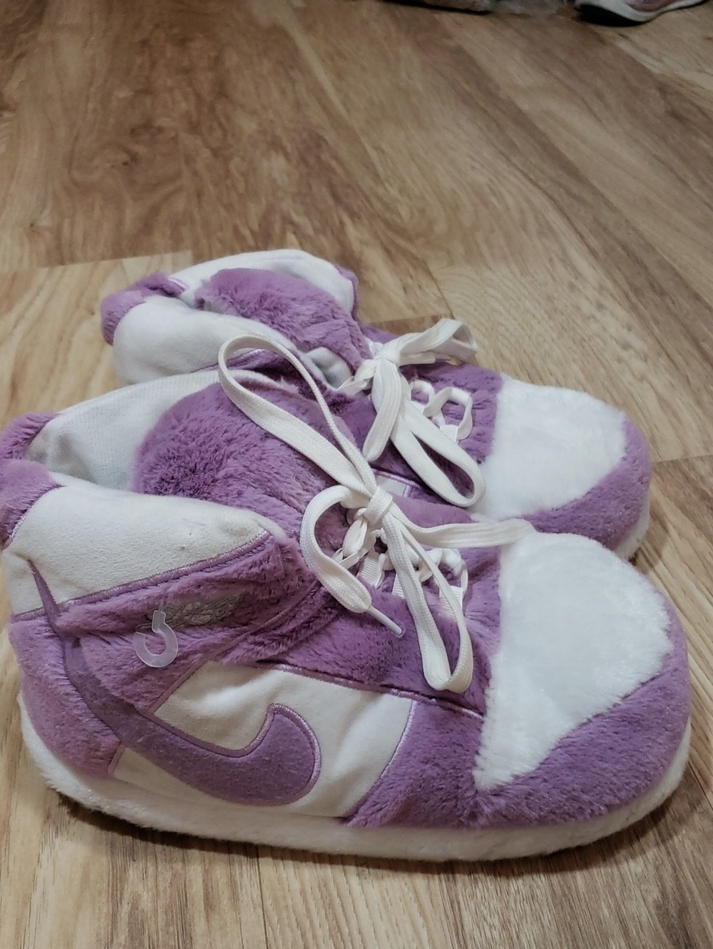 Nike Oversized Fluffy Slippers light Purple/white Nike Swoosh On Sides 36 -46